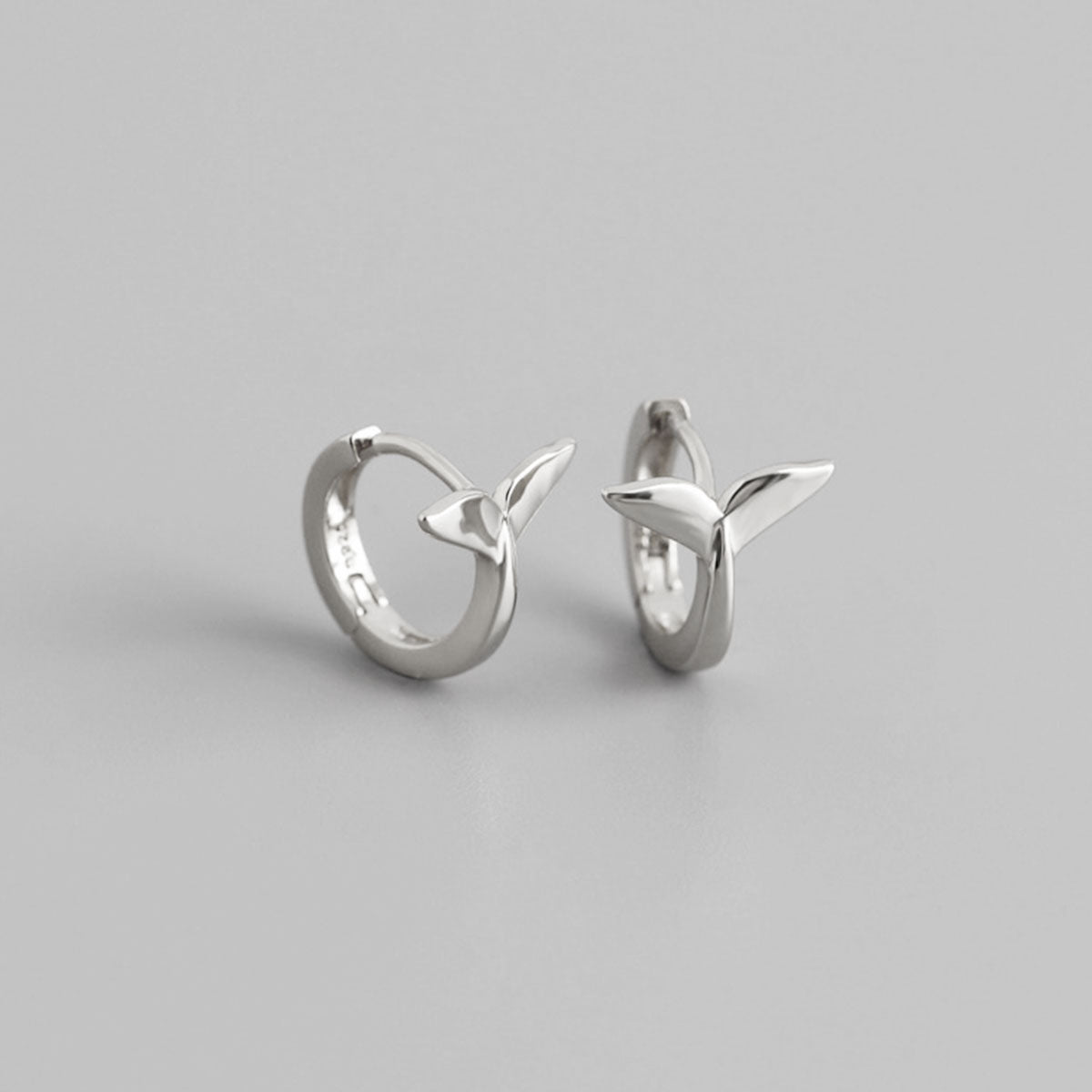 S925 Silver Fishtail Shape Round Earrings